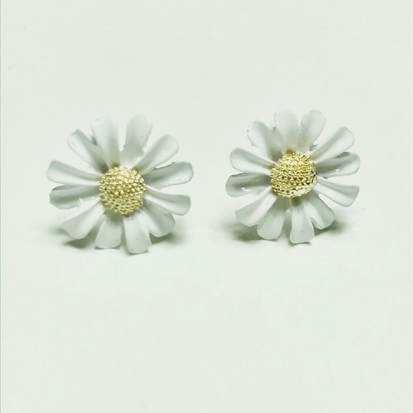 ⭐️HOST PICK⭐️ 18KT GOLD-PLATED Daisy Stud Earrings - Picture 6 of 12